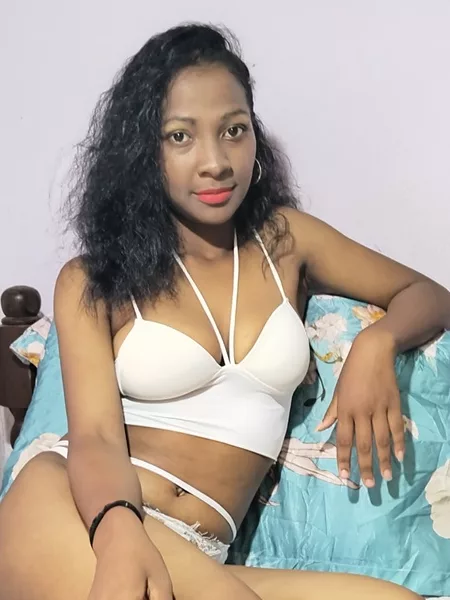 Ambre, hôtesse sexe visio en webcam