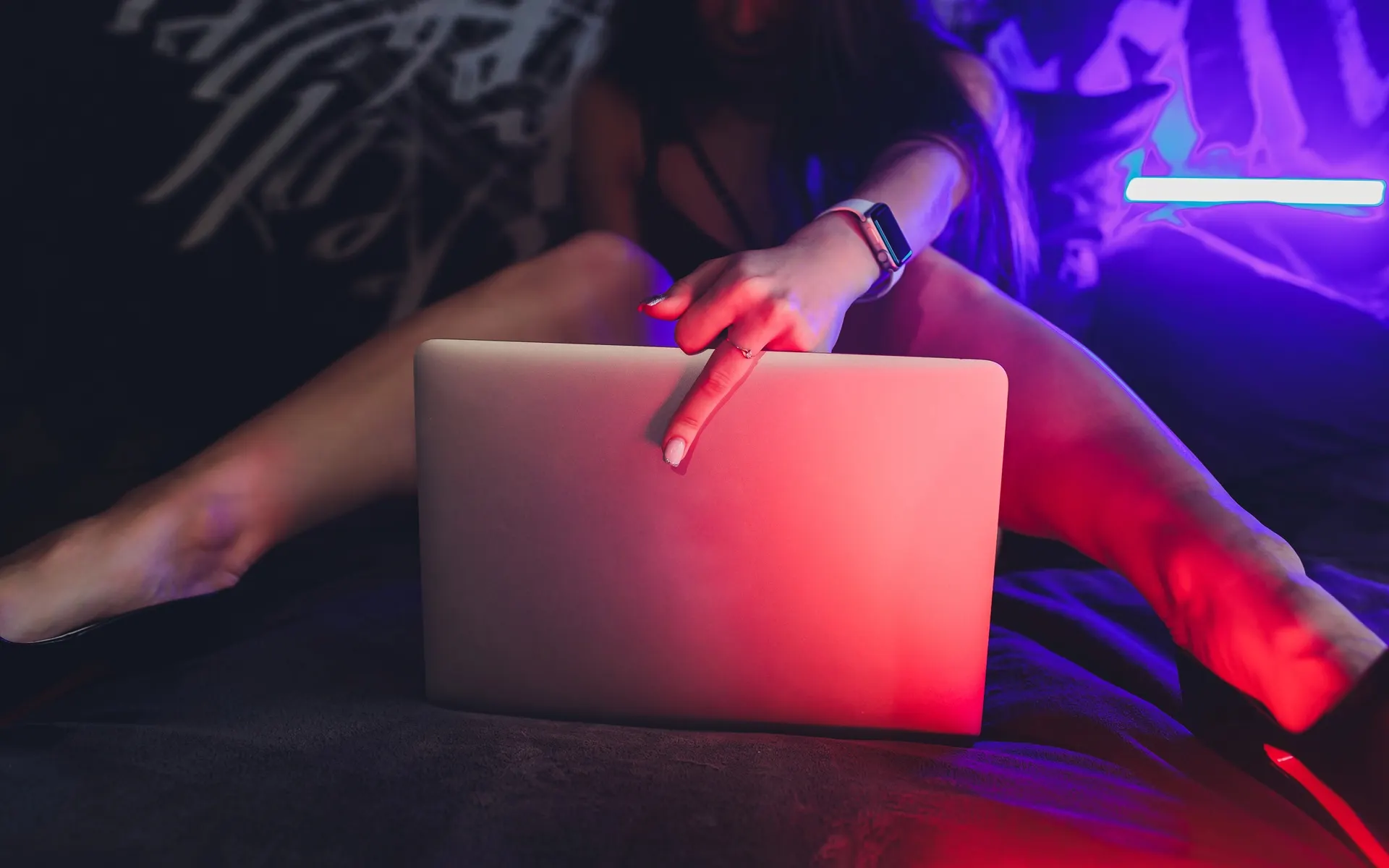 Hôtesse sexe visio en lingerie prête pour un dial en webcam